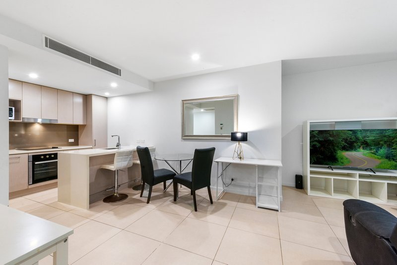 Photo - 302/11 Andrews Street, Southport QLD 4215 - Image 7