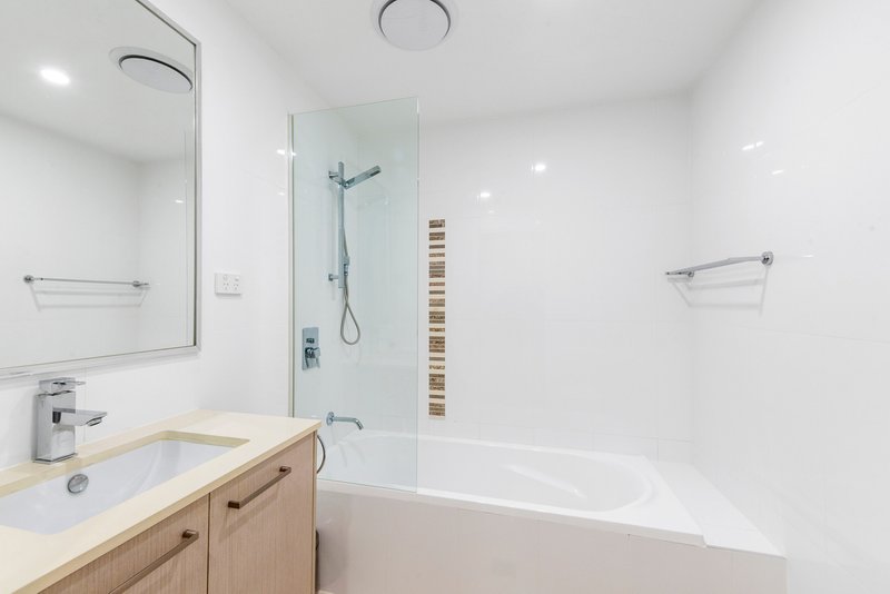 Photo - 302/11 Andrews Street, Southport QLD 4215 - Image 9