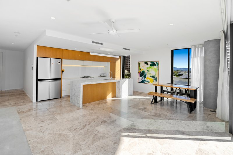 Photo - 302/4-6 Alexandra Avenue, Mermaid Beach QLD 4218 - Image 4