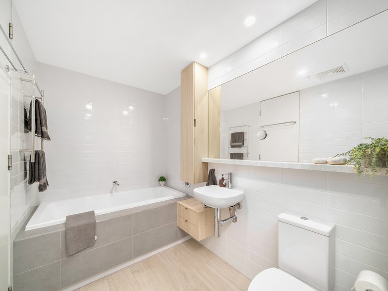 Photo - 302/99 Marine Parade, Redcliffe QLD 4020 - Image 16