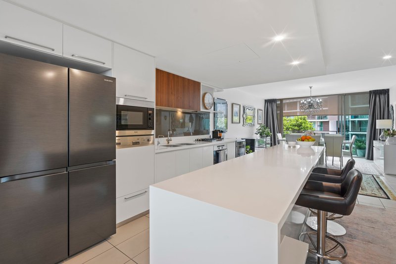 Photo - 30302/2 Ephraim Island, Paradise Point QLD 4216 - Image 10