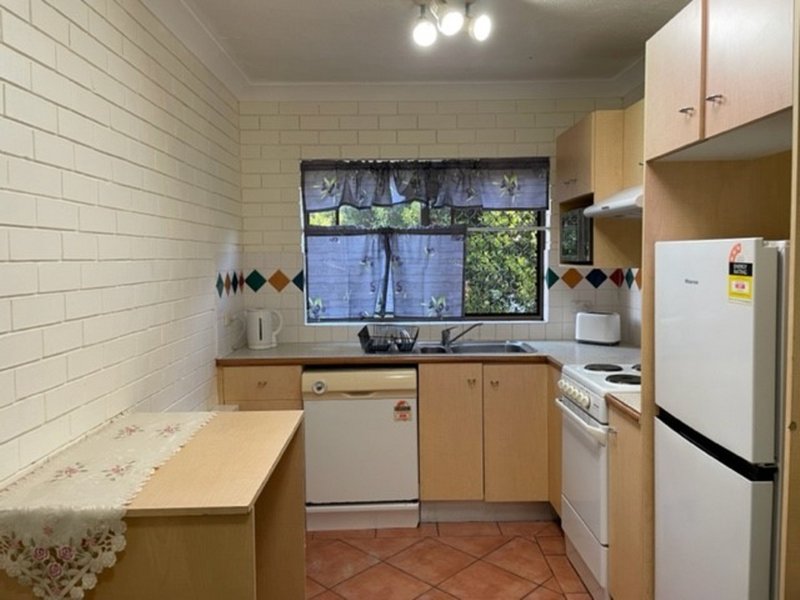 Photo - 303/132 Marine Parade, Southport QLD 4215 - Image 3