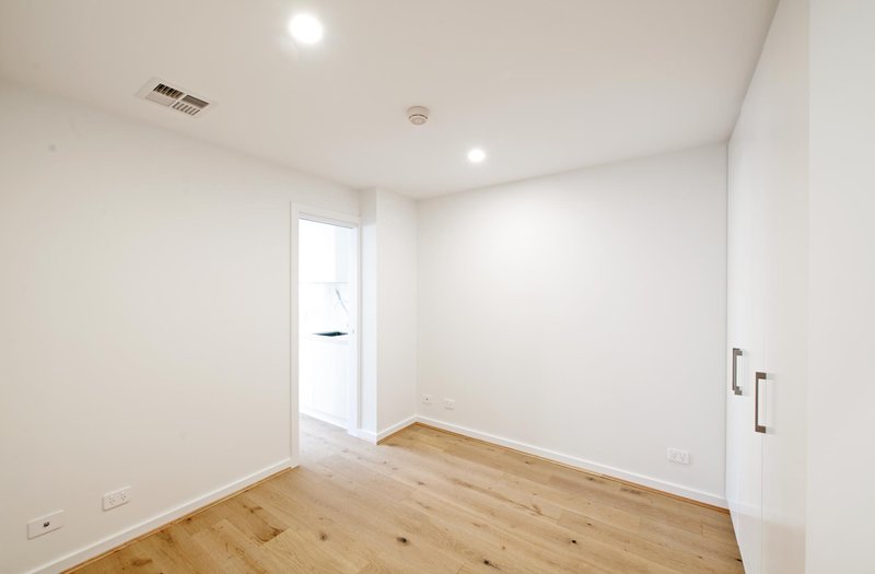 Photo - 303/32 Mort Street, Braddon ACT 2612 - Image 5