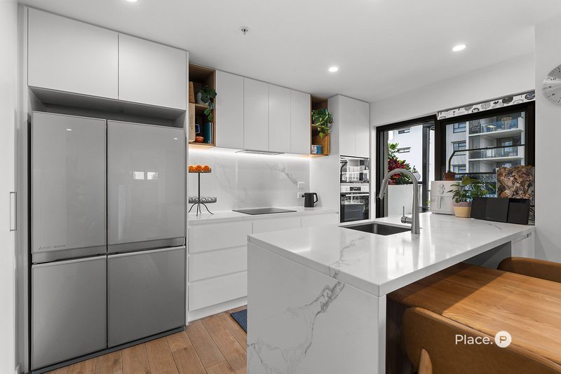 Photo - 303/39 Bay Terrace, Wynnum QLD 4178 - Image 1