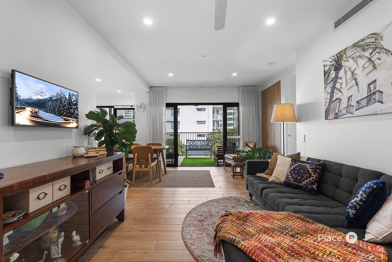 Photo - 303/39 Bay Terrace, Wynnum QLD 4178 - Image 2