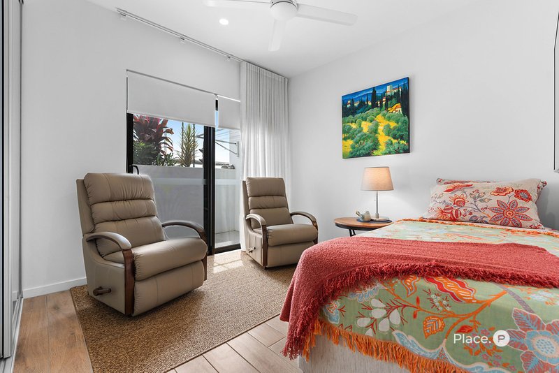 Photo - 303/39 Bay Terrace, Wynnum QLD 4178 - Image 11
