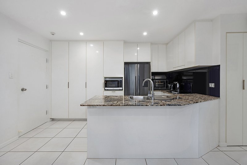 Photo - 303/4 Anderson Street, Scarborough QLD 4020 - Image 4