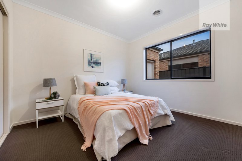 Photo - 304 Waterview Boulevard, Craigieburn VIC 3064 - Image 11