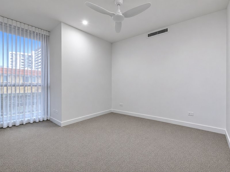 Photo - 304/141 Musgrave Street, Coolangatta QLD 4225 - Image 8