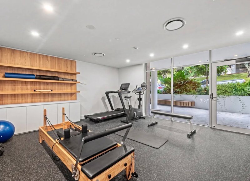 Photo - 304/141 Musgrave Street, Coolangatta QLD 4225 - Image 11