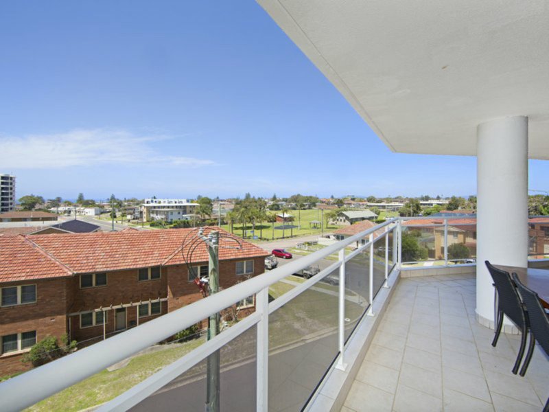 Photo - 304/18-20 Dening Street, The Entrance NSW 2261 - Image 11