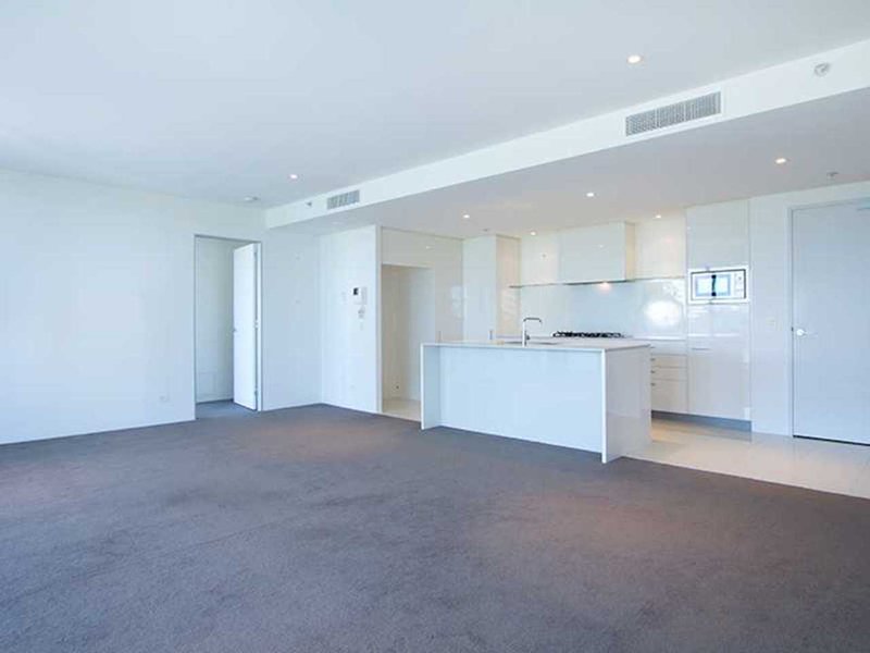 Photo - 304/230 'Lumiere' Marine Parade, Labrador QLD 4215 - Image 3