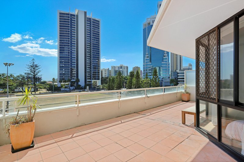 Photo - 304/70 Remembrance Dr , Surfers Paradise QLD 4217 - Image 5