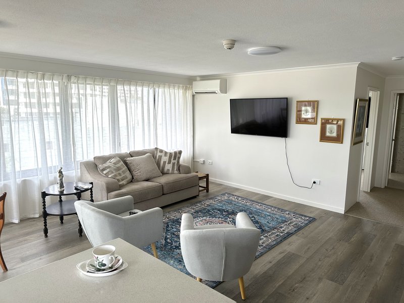 Photo - 305/157 Old Burleigh Road, Broadbeach QLD 4218 - Image 4