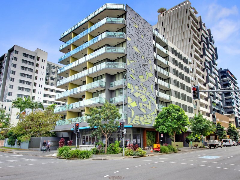 Photo - 305/27 Russell Street, South Brisbane QLD 4101 - Image 2