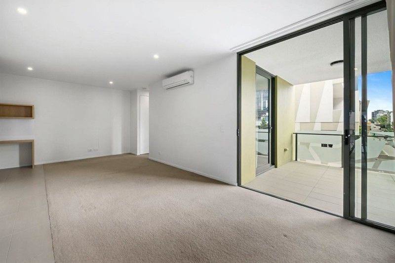 Photo - 305/27 Russell Street, South Brisbane QLD 4101 - Image 9