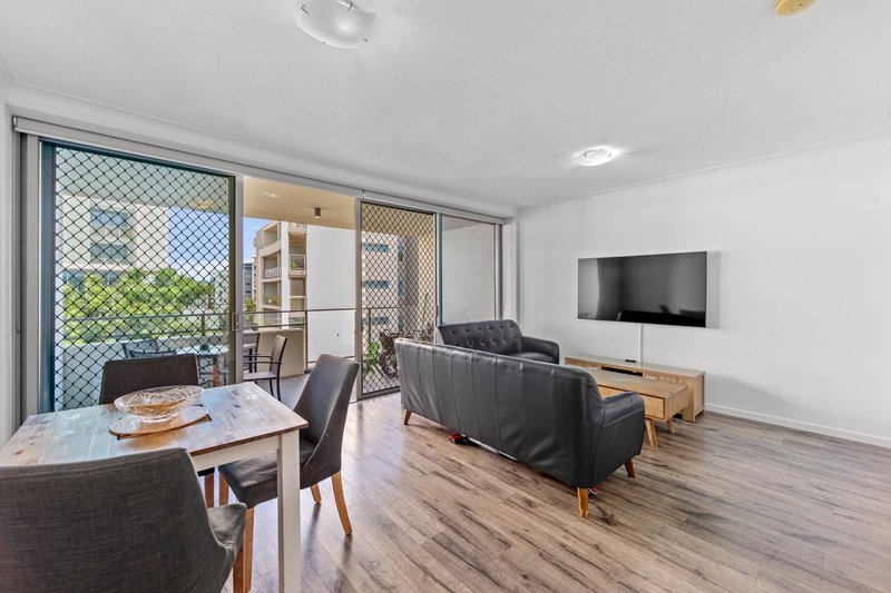 Photo - 306/2 East Quay Drive, Biggera Waters QLD 4216 - Image 2