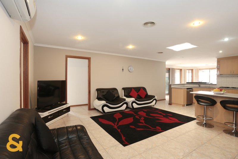 Photo - 31 Aquila Grove, Roxburgh Park VIC 3064 - Image 3