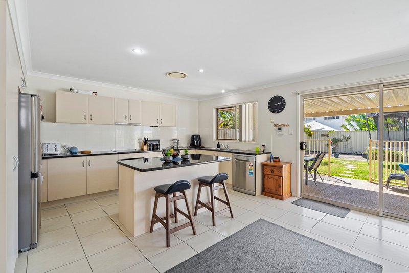 Photo - 31 Barnham Street, Wynnum QLD 4178 - Image 2