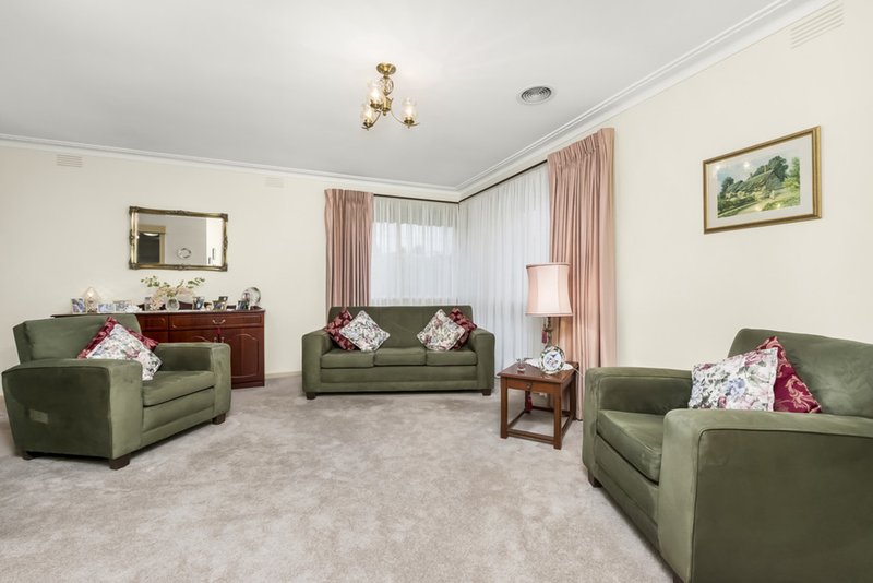 Photo - 31 Browning Drive, Glen Waverley VIC 3150 - Image 2