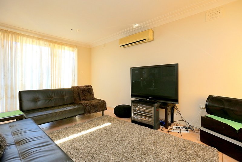 Photo - 31 Caroline Crescent, Georges Hall NSW 2198 - Image 2