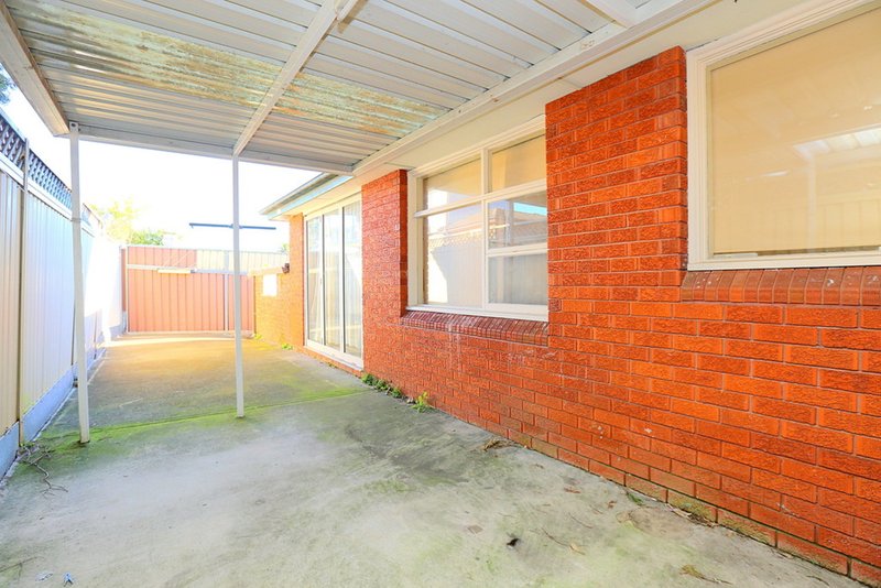 Photo - 31 Caroline Crescent, Georges Hall NSW 2198 - Image 6