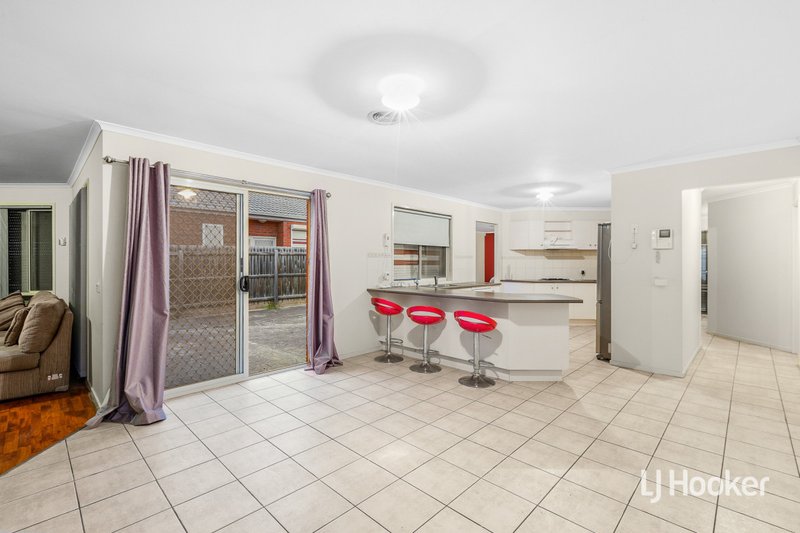 Photo - 31 Copeland Crescent, Point Cook VIC 3030 - Image 4