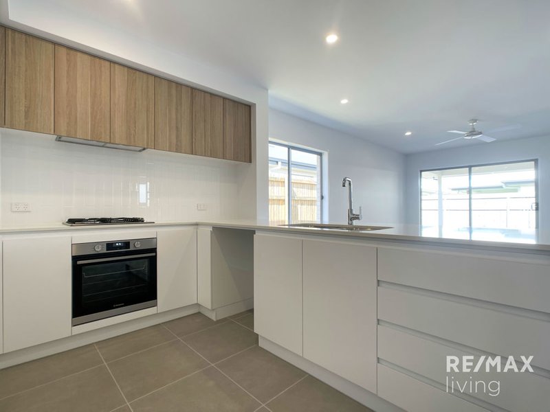 Photo - 31 Crawford Street, Strathpine QLD 4500 - Image 5