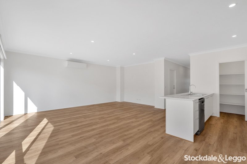 Photo - 31 Curbridge Drive, Donnybrook VIC 3064 - Image 5