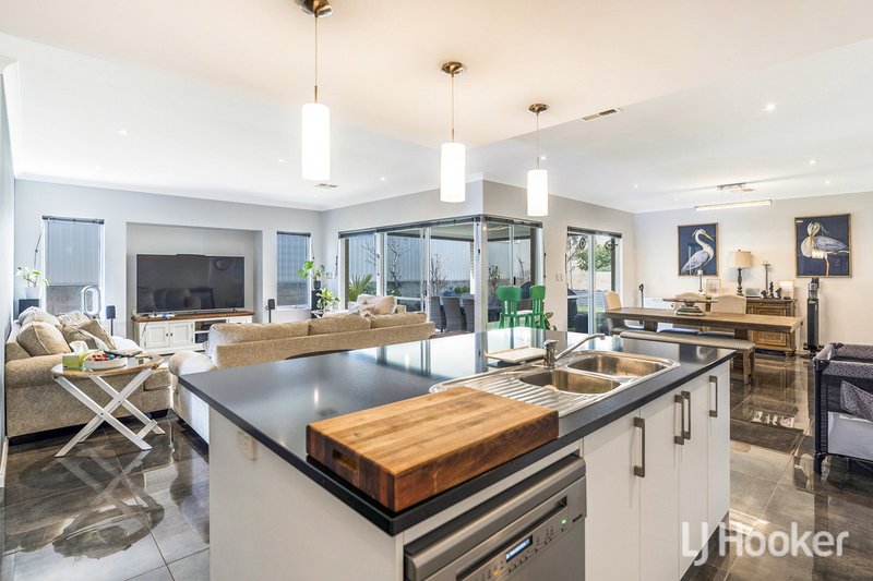 Photo - 31 Dalwallinu Terrace, Dawesville WA 6211 - Image 14