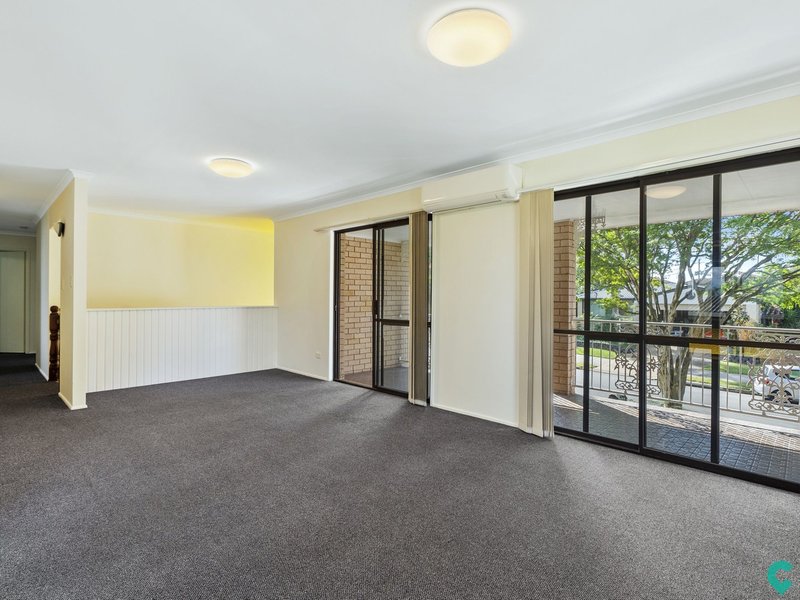 Photo - 31 Ellerdale Court, Strathpine QLD 4500 - Image 3