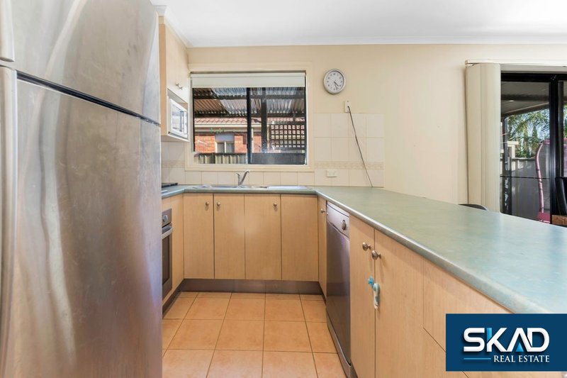 Photo - 31 Emerald Circuit, Craigieburn VIC 3064 - Image 4