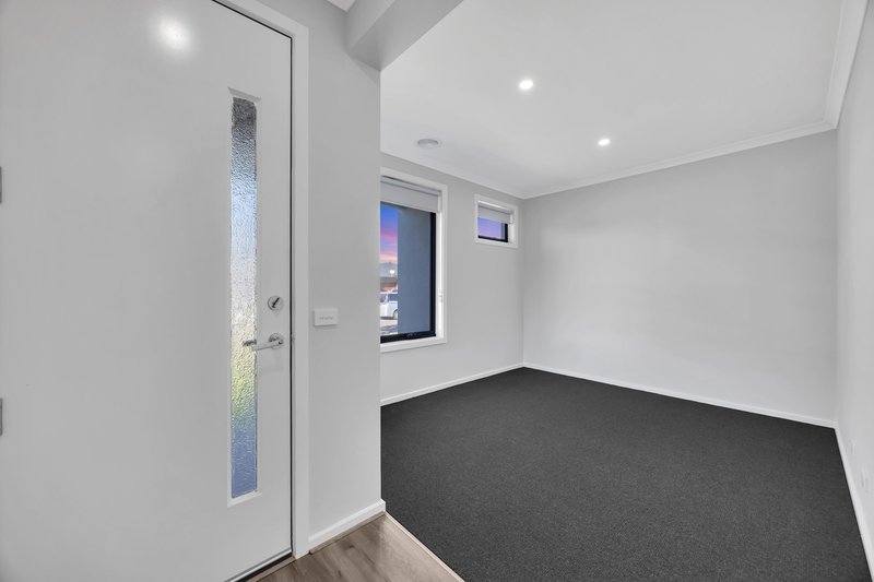 Photo - 31 Equestrian Street, Tarneit VIC 3029 - Image 4