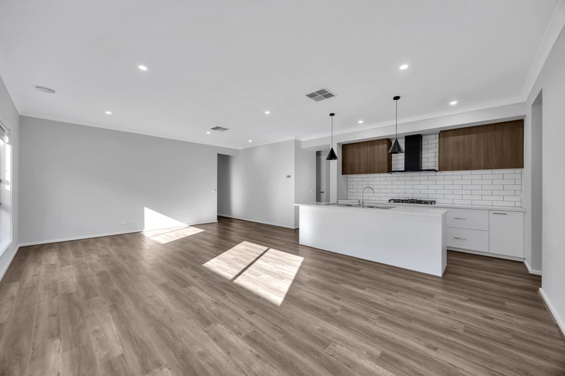 Photo - 31 Equestrian Street, Tarneit VIC 3029 - Image 11