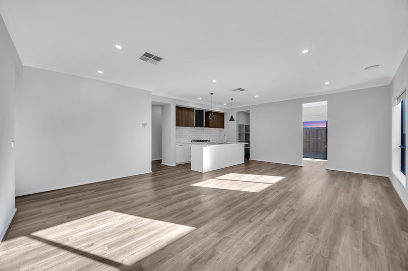 Photo - 31 Equestrian Street, Tarneit VIC 3029 - Image 13