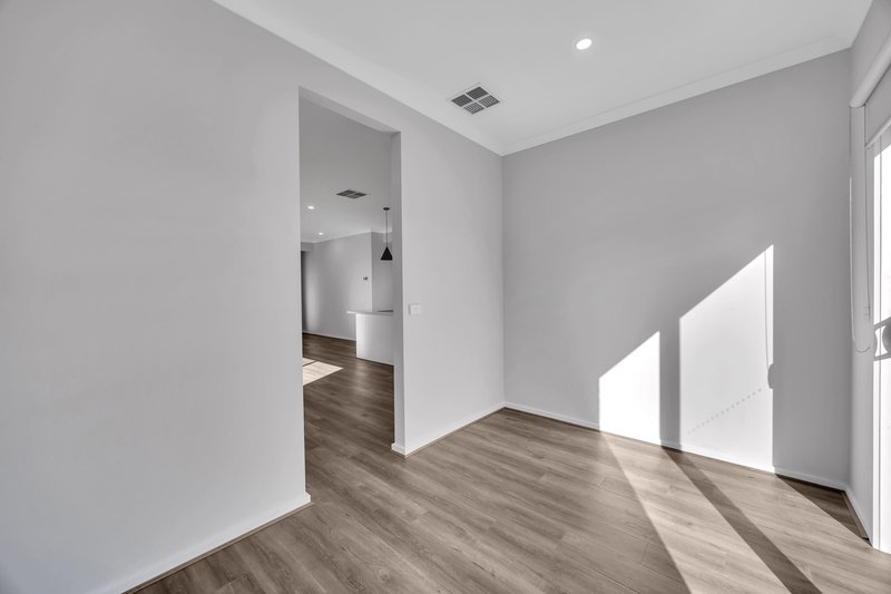 Photo - 31 Equestrian Street, Tarneit VIC 3029 - Image 15