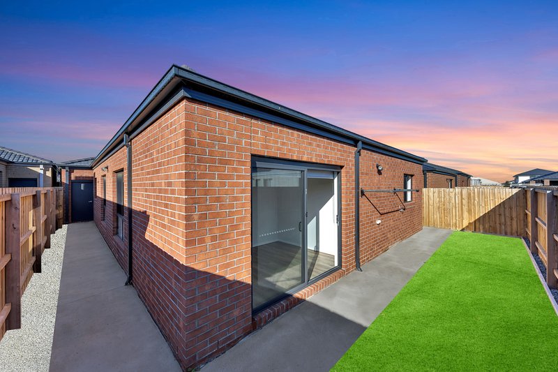 Photo - 31 Equestrian Street, Tarneit VIC 3029 - Image 24