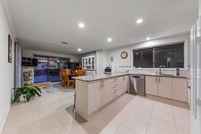 Photo - 31 Fallingwater Drive, Pakenham VIC 3810 - Image 6