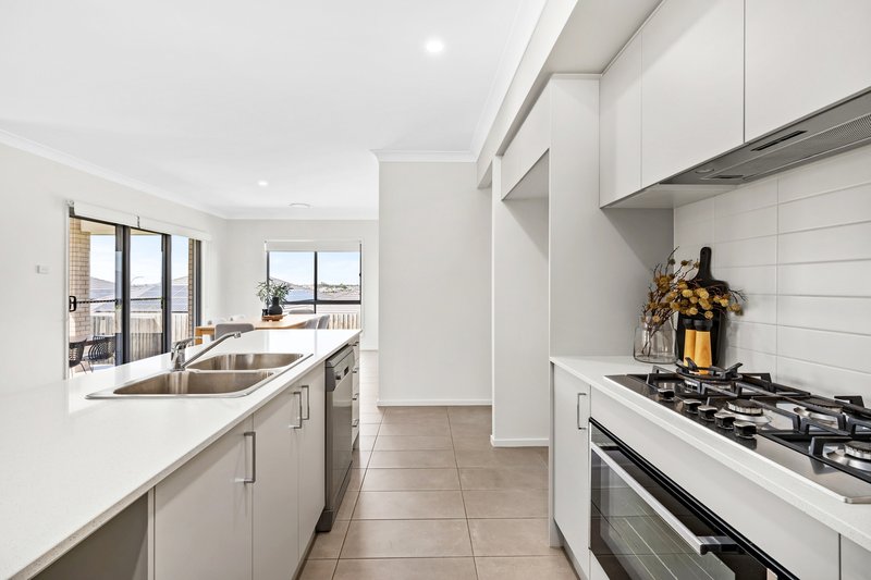 Photo - 31 Greystones Drive, Chisholm NSW 2322 - Image 4