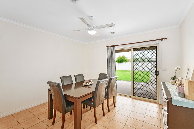 Photo - 31 Hartland Circuit, Pakenham VIC 3810 - Image 4