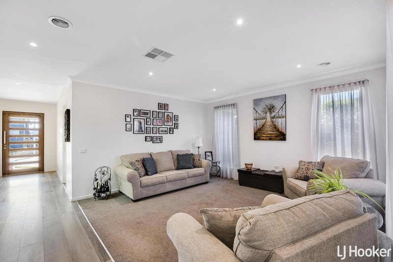 Photo - 31 Hollyhoke Drive, Maddingley VIC 3340 - Image 3