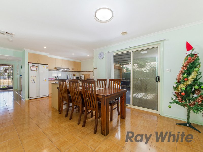 Photo - 31 Howardson Circuit, St Albans VIC 3021 - Image 3