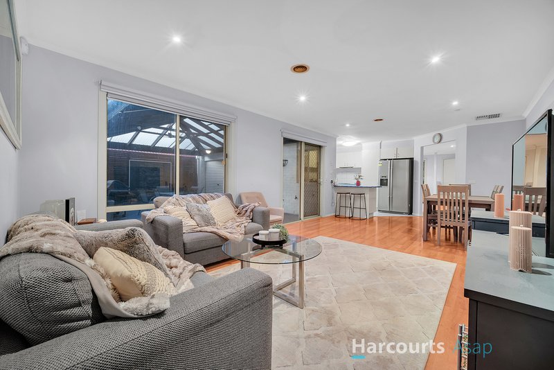 Photo - 31 Hutchinson Drive, Lynbrook VIC 3975 - Image 2