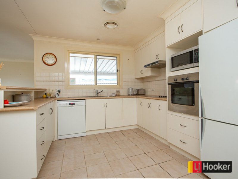 Photo - 31 Illoura Street, Hillvue NSW 2340 - Image 2