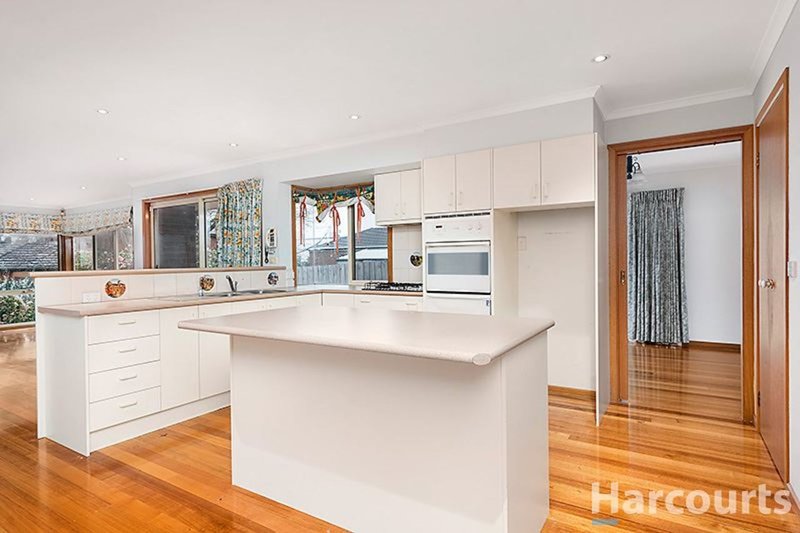 Photo - 31 Jordan Grove, Glen Waverley VIC 3150 - Image 3