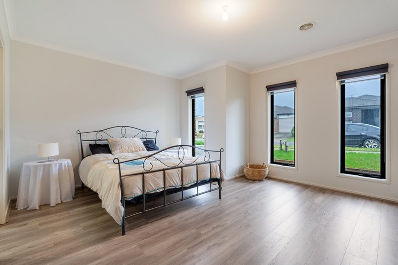 Photo - 31 Kensley Circuit, Craigieburn VIC 3064 - Image 2