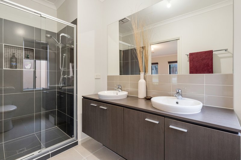 Photo - 31 Kensley Circuit, Craigieburn VIC 3064 - Image 3