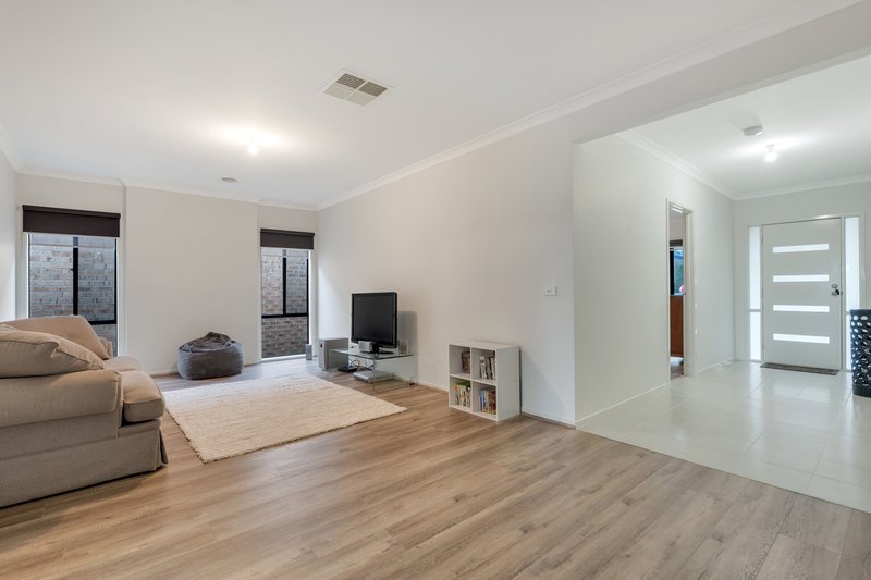 Photo - 31 Kensley Circuit, Craigieburn VIC 3064 - Image 4