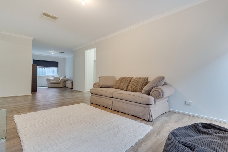 Photo - 31 Kensley Circuit, Craigieburn VIC 3064 - Image 5