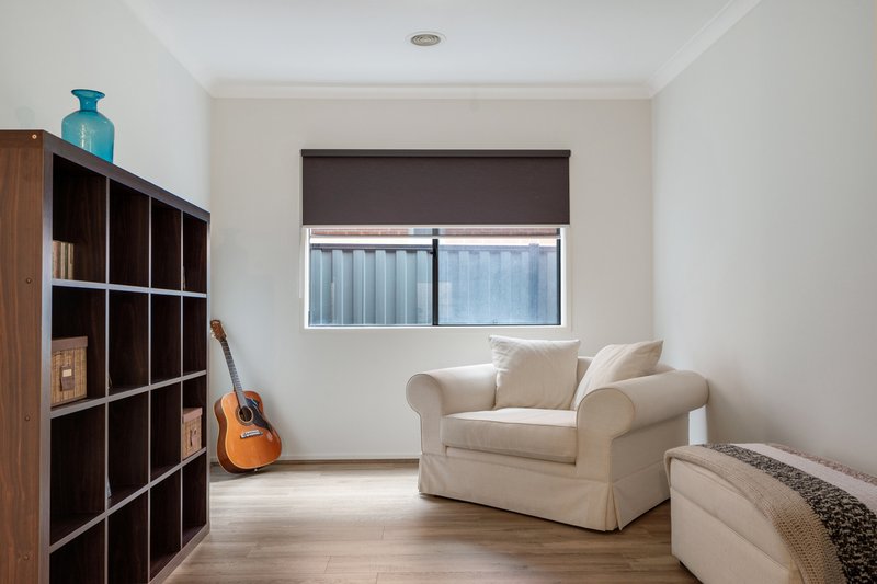 Photo - 31 Kensley Circuit, Craigieburn VIC 3064 - Image 6